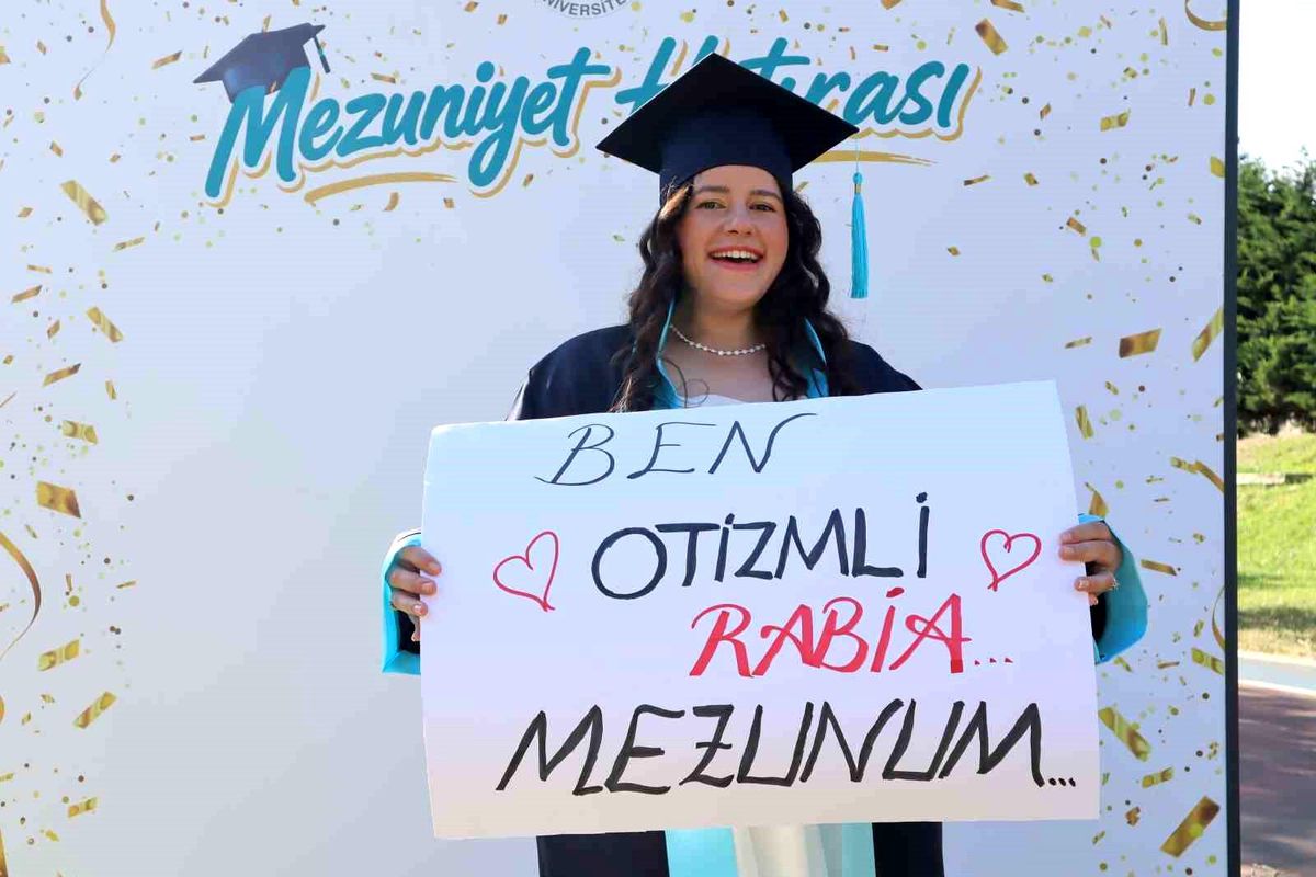 'Otizm' engel tanımadı, genç müzisyen üniversiteden mezun oldu