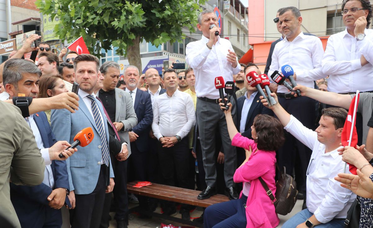 CHP Grup Başkanı Özgür Özel, Denizli'de halka hitap ederken