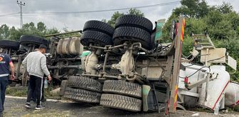 Sakarya'da devrilen beton mikserinin sürücüsü yaralandı