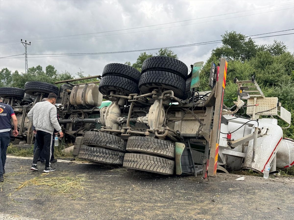 Sakarya'da devrilen beton mikserinin sürücüsü yaralandı