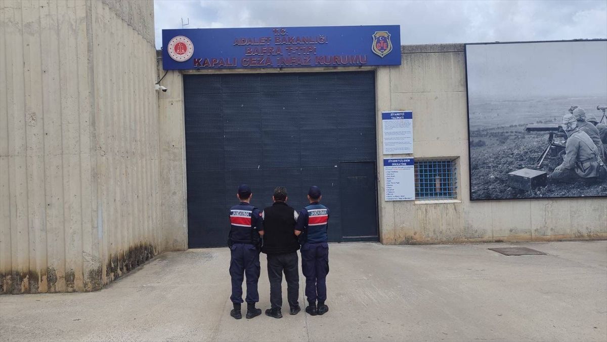 Jandarma ekiplerince yakalanan firari hükümlü adliyeye sevk ediliyor.