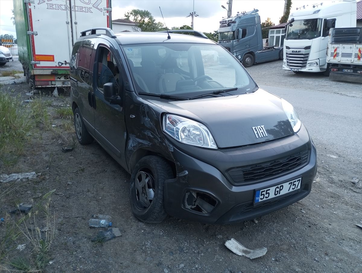 Samsun'da hafif ticari araç minibüsle çarpıştı, 2 kişi yaralandı