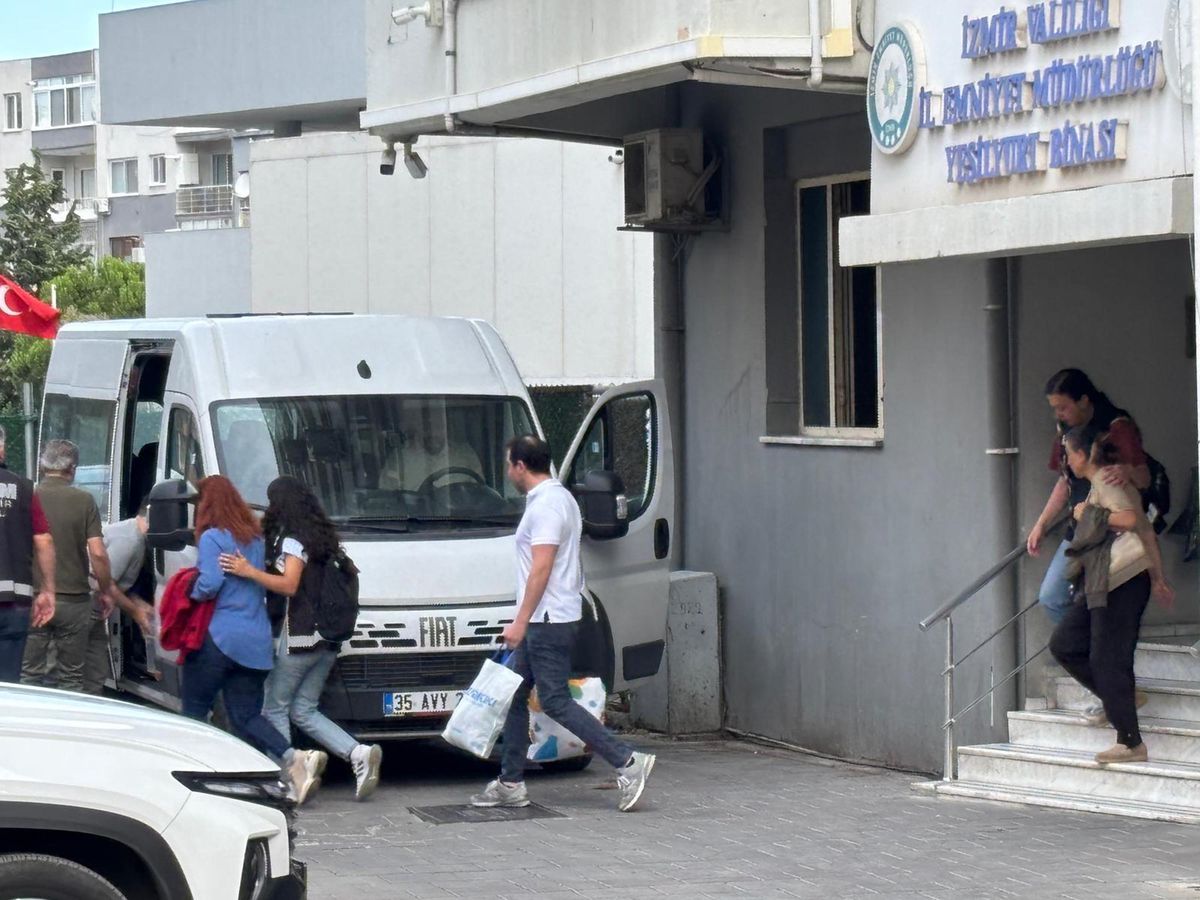 Seferihisar Belediyesi'ne yönelik rüşvet operasyonunda adliyeye sevk edilen şüpheliler.