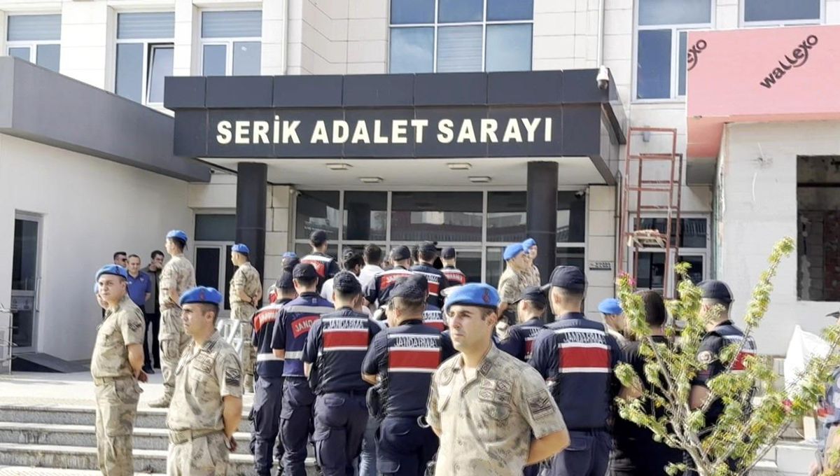 Serik'te uyuşturucu operasyonu kapsamında polis ekiplerinin çalıştığına dair bir görsel.