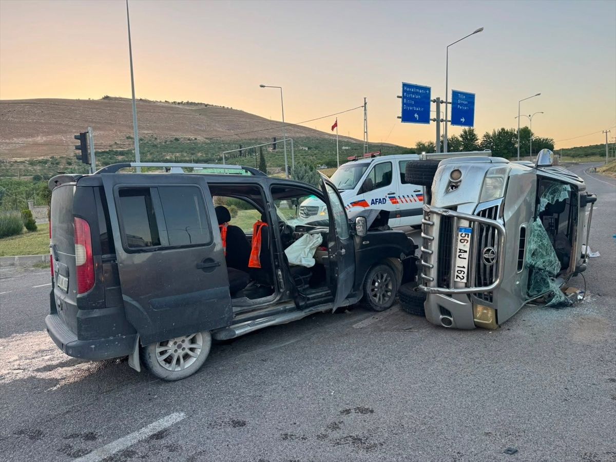 Siirt'te hafif ticari araçla pikabın çarpıştığı kazada sürücüler yaralandı
