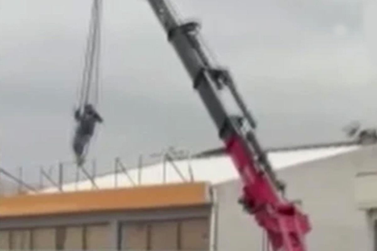 Ankara'da bir kişi vinçte sallandı: O anlar kameraya yansıdı