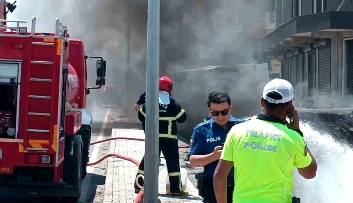 Tatvan'da lastik yangını elektrik hattına sıçradı: Yol trafiğe kapatıldı