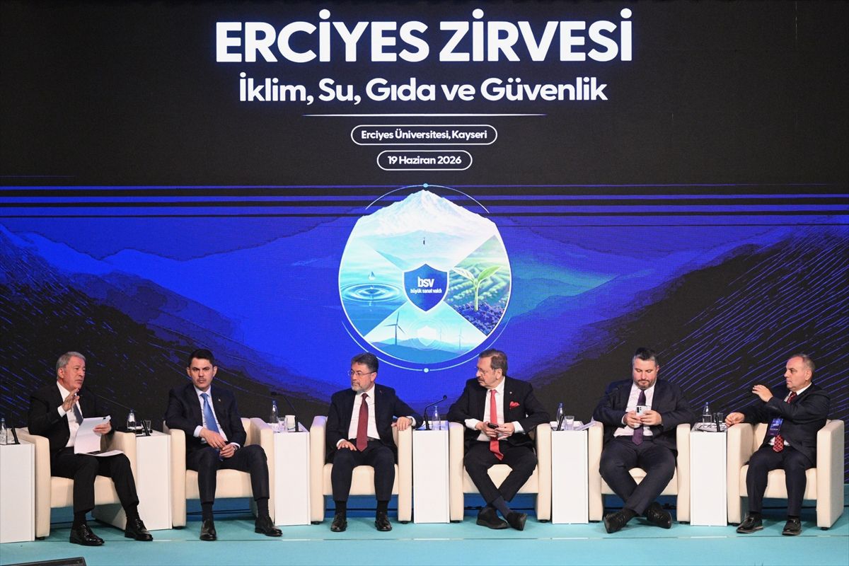 Hulusi Akar Erciyes Zirvesi'nde açıklamalarda bulunuyor.