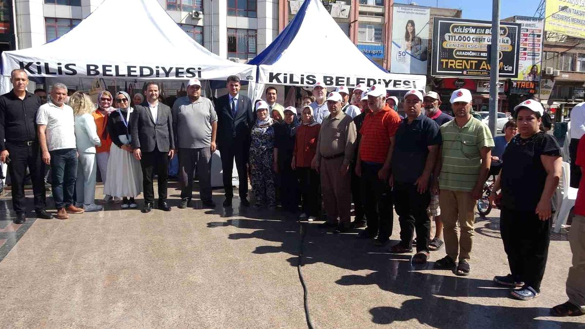 Kilis'te Ruh Sağlığı Merkezi kursiyerlerinin el sanatları sergisinin açılışından genel bir görünüm.