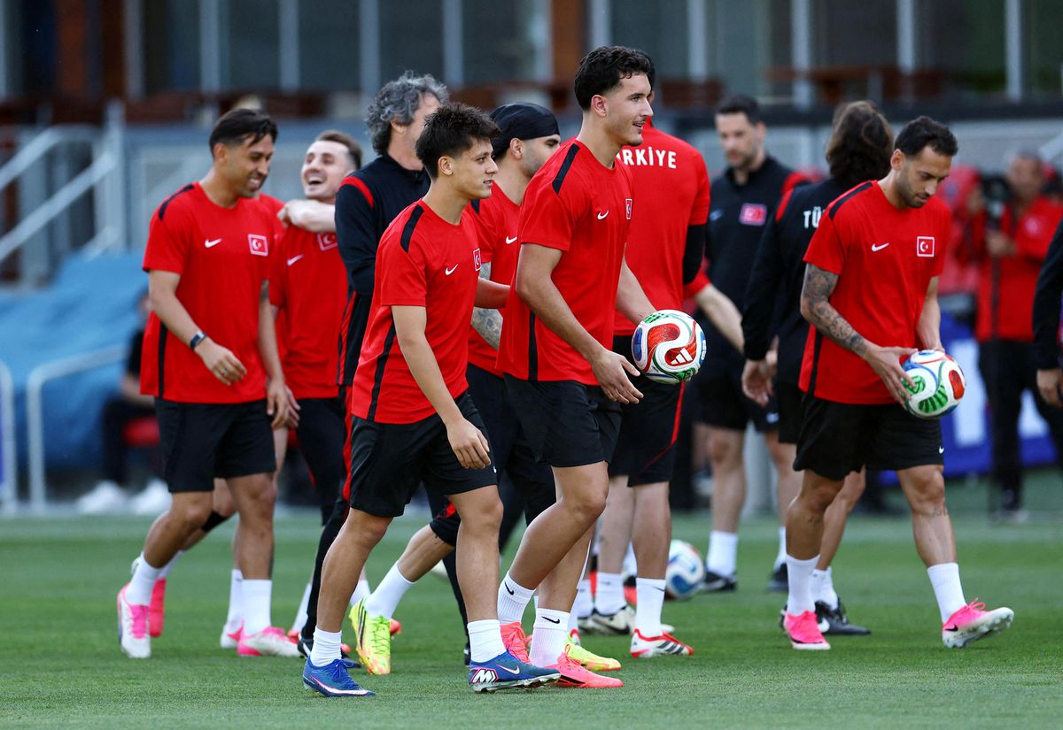 Türkiye ve Paraguay futbol takımları Dünya Kupası mücadelesinde karşı karşıya geliyor.