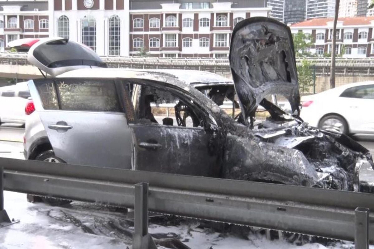 Üsküdar'da alev alev yanan SUV kullanılamaz hale geldi