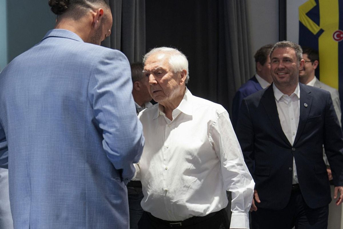 Vedat Muriqi'nin Aziz Yıldırım ile tokalaşmadan önce yaptığına beğeni yağıyor