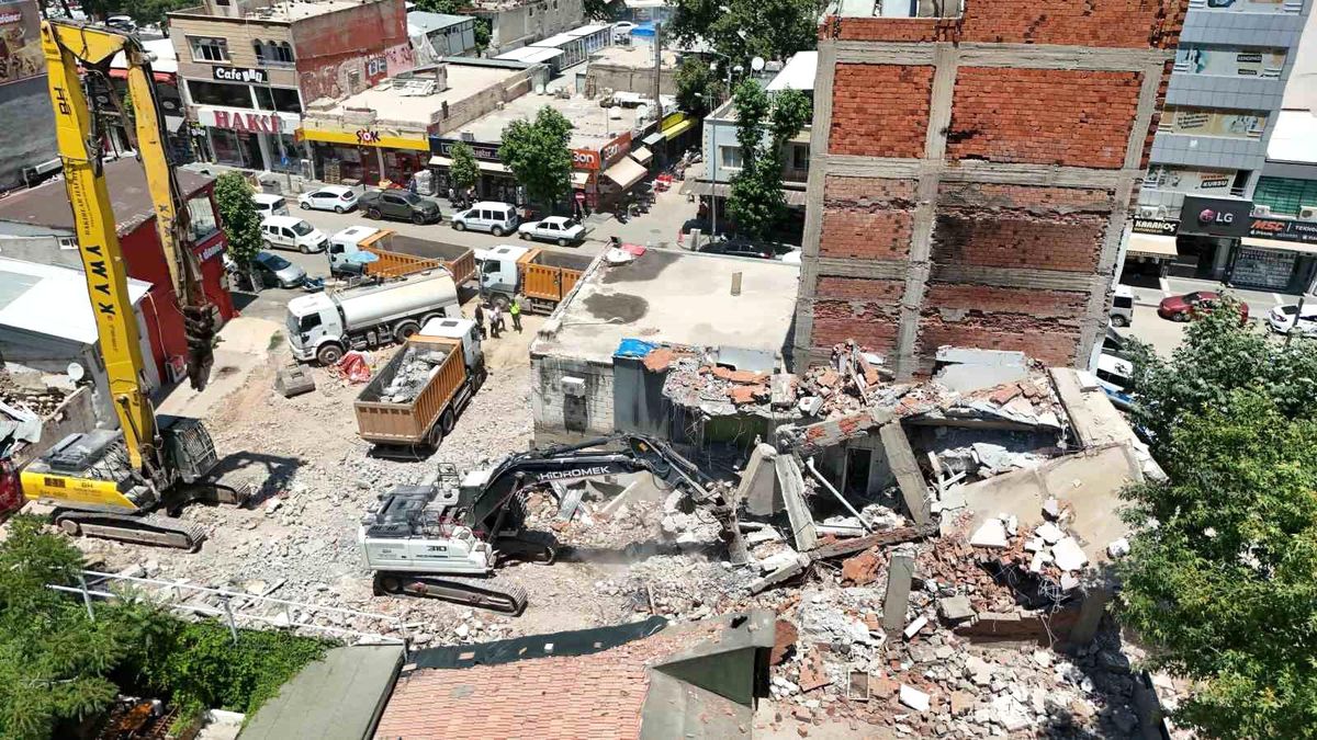 Yıkılan binanın parçaları iş yerinin üzerine düştü