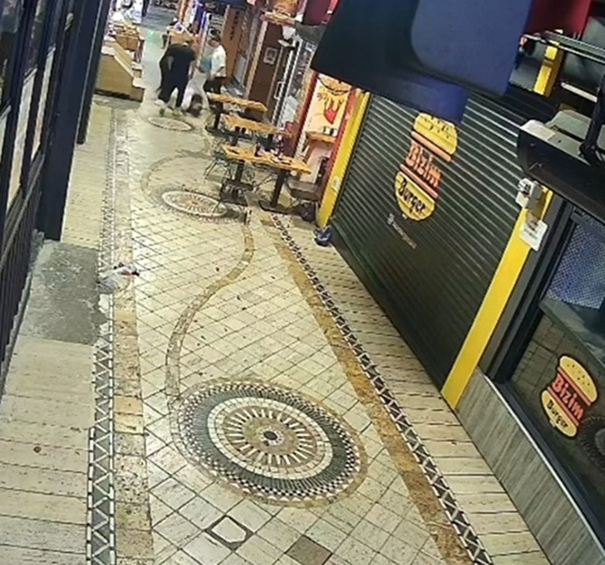 Yoldan geçen mühendisin önünü kesip dövdüler; olay kamerada