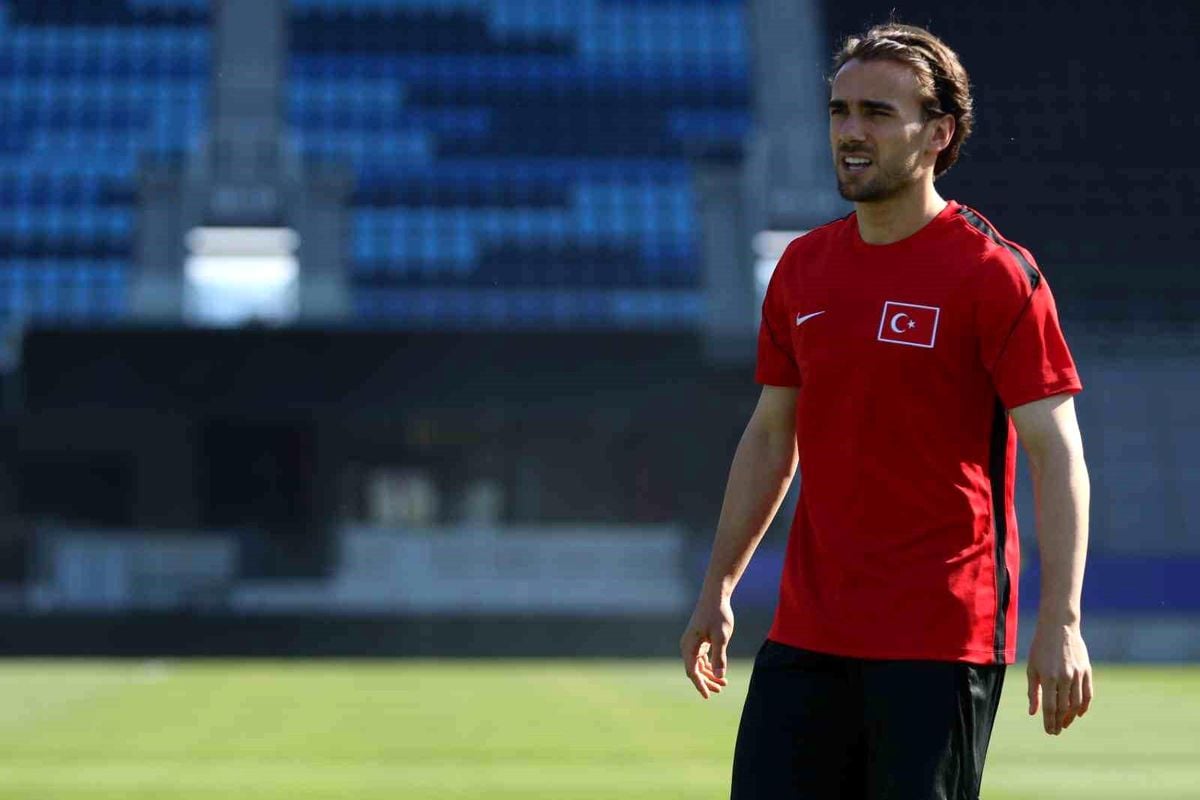 Yunus Akgün, milli takım formasıyla sahada.