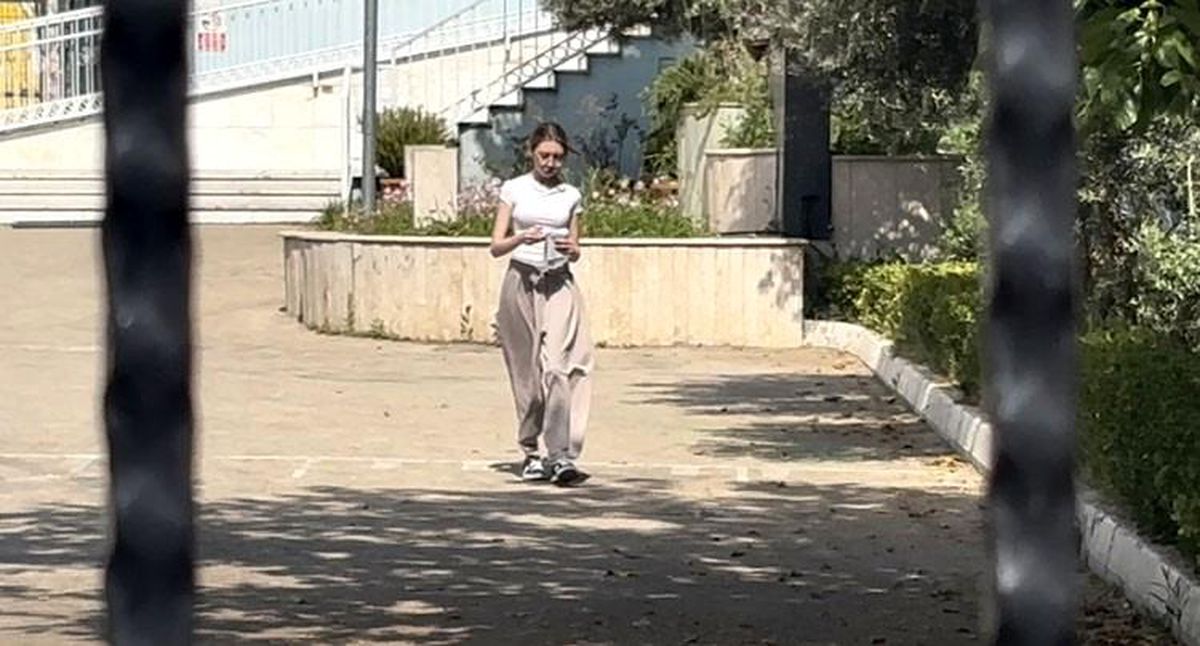 Bursa'da bir sınav merkezinin önünde toplanmış öğrenciler ve veliler.