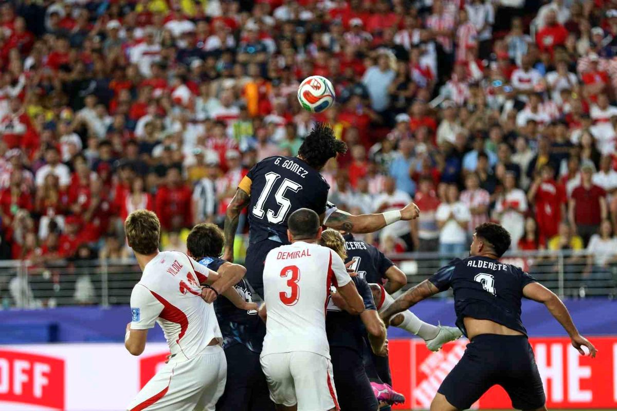A Milli Futbol Takımı oyuncuları sahada mücadele ederken