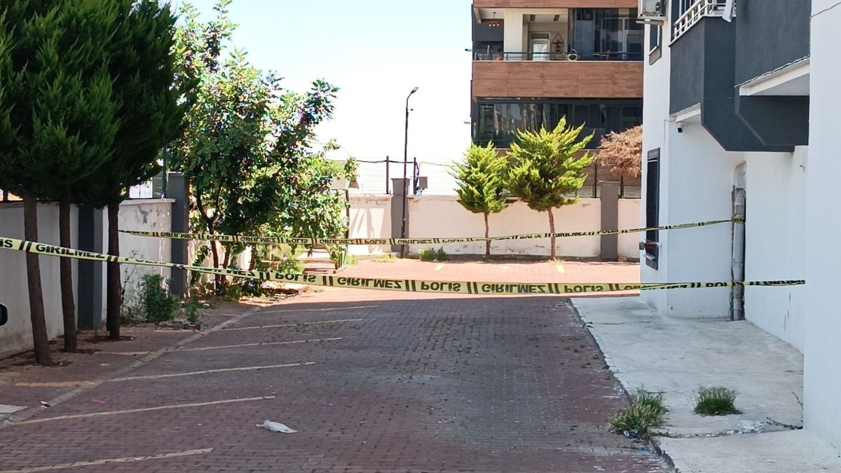 Gaziantep'te bir anne ve 4 yaşındaki oğlu oturdukları 8. kattaki evlerinin balkonundan atladı.