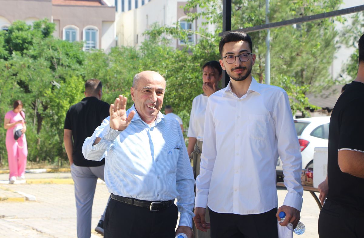 70 yaşındaki baba ve 25 yaşındaki oğlu YKS sınavında