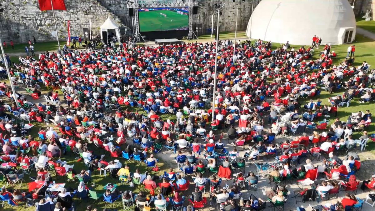 A Milli Futbol Takımı'nın Paraguay maçı Yedikule Hisarı'nda izlendi
