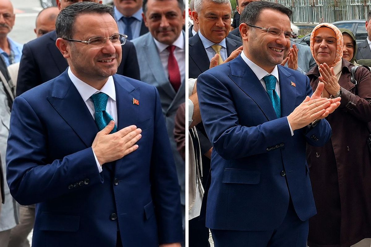 Adalet Bakanı Akın Gürlek'in Rize'de esnaf ziyaretinde gençlerle çekilmiş bir fotoğrafı.