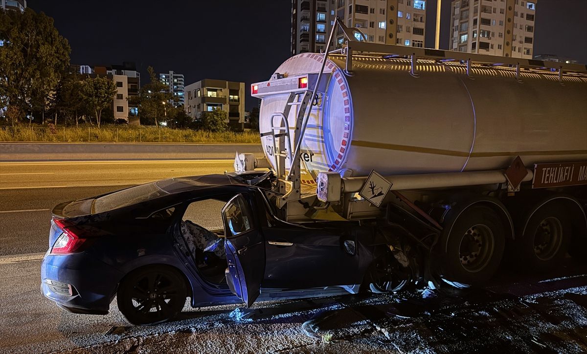 Adana'da tanker ile otomobilin karıştığı kazada hayatını kaybeden sürücü ve yaralanan çocukların olduğu olay yeri.