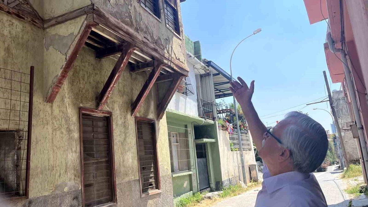 Adana Tepebağ Mahallesi'nde yıkılma tehlikesi bulunan metruk bir bina