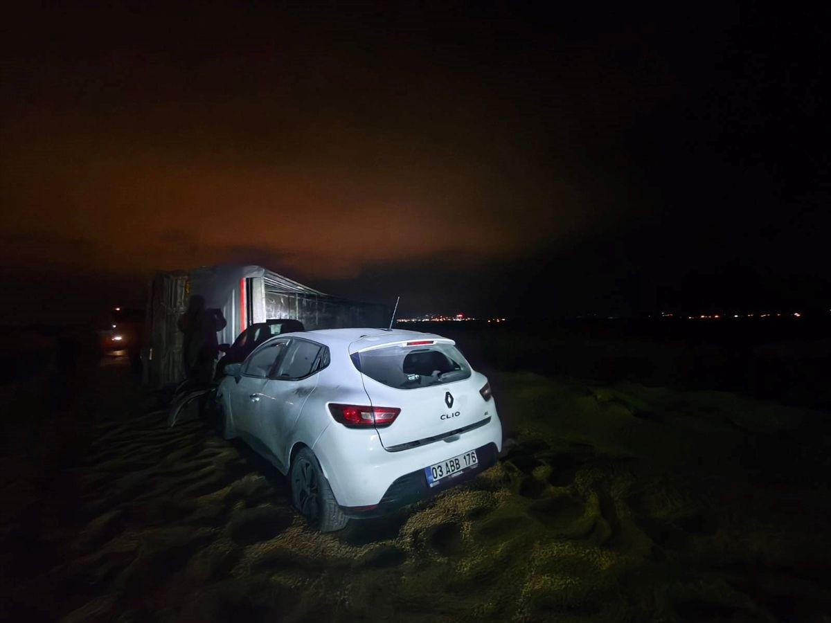 Afyonkarahisar'da devrilen tıra otomobilin çarpması sonucu 4 kişi yaralandı