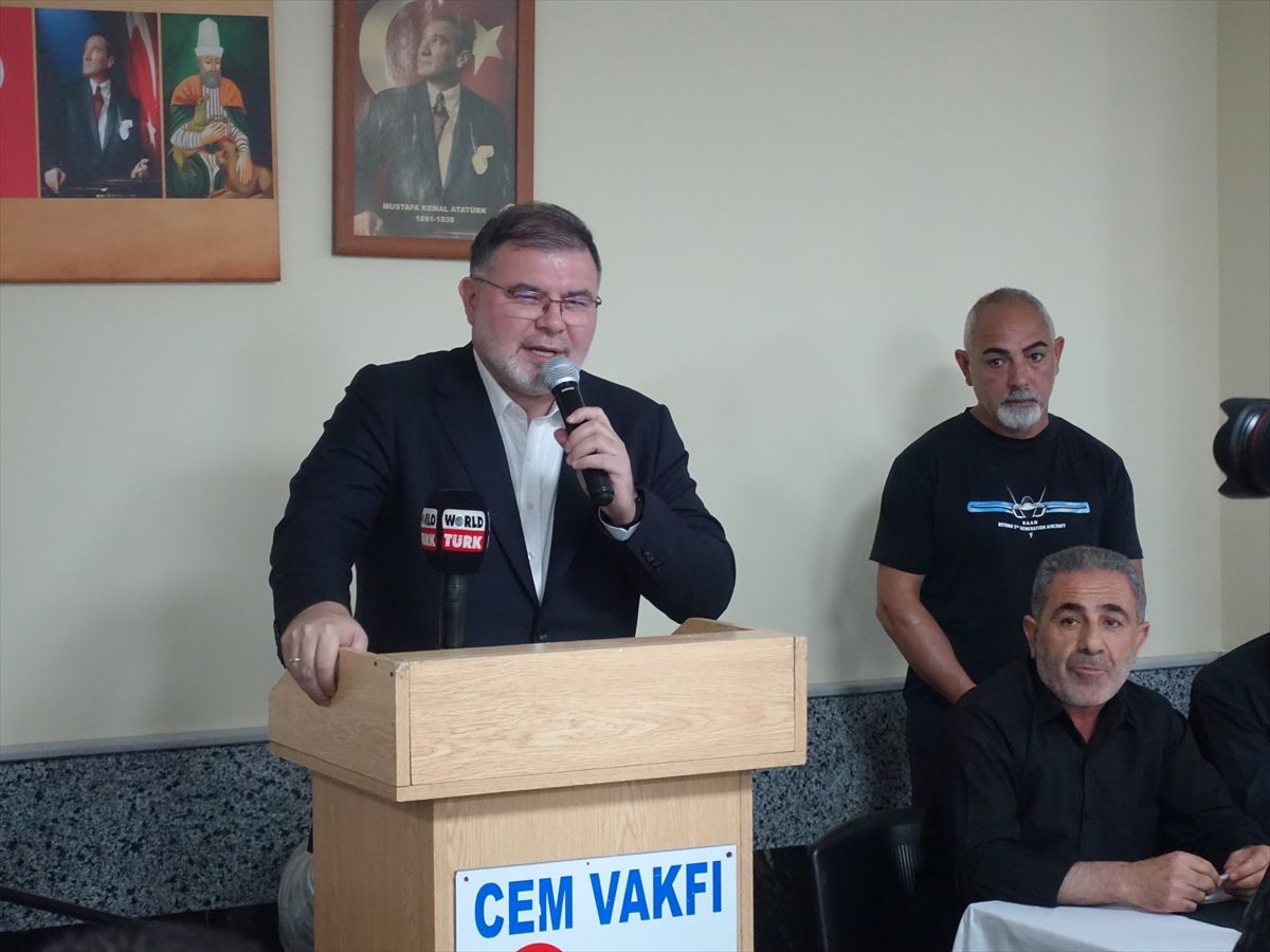 AK Parti İzmir İl Başkanı Bilal Saygılı, Çiğli'de vatandaşlarla sohbet ederken