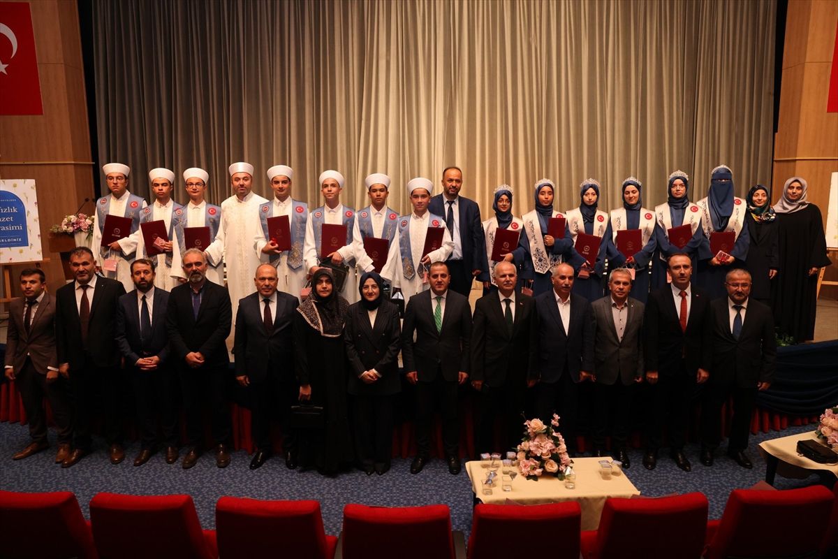Akyurt'ta hafızlık eğitimini tamamlayan 13 öğrenci icazet aldı