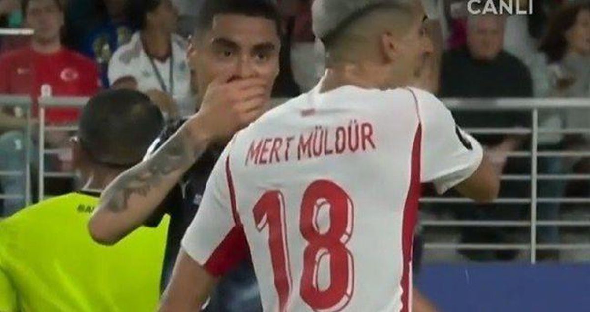 Paraguaylı futbolcu Miguel Almiron'a kırmızı kart gösteriliyor.