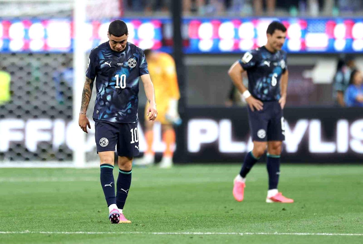 Paraguaylı futbolcu Miguel Almiron'un maçı sırasında kırmızı kart görmesi