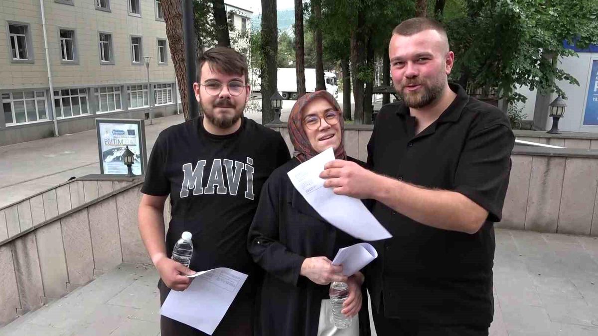 Amasya'da iki oğluyla birlikte YKS'ye giren anne: 'Haydi anne dediler'