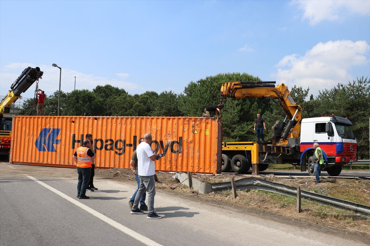 Anadolu Otoyolu'nun Sakarya kesimi bağlantı yolunda devrilen tır ulaşımı aksattı