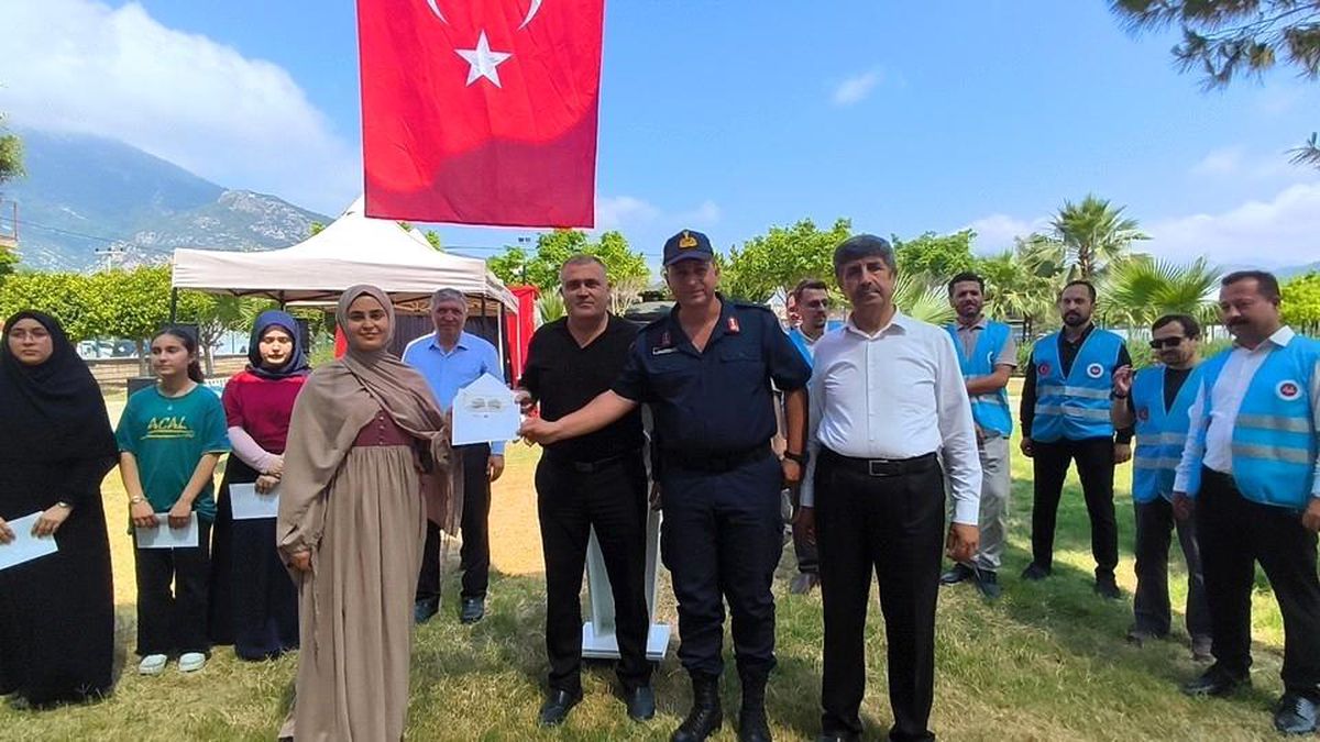 Anamur'da düzenlenen Gençlik Şöleni'nde ödül alan öğrenciler.