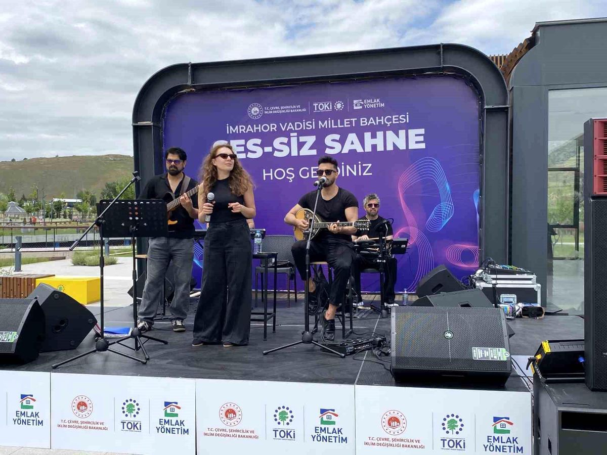 İmrahor Vadisi Millet Bahçesi'nde düzenlenen şenliklere katılan vatandaşlar.