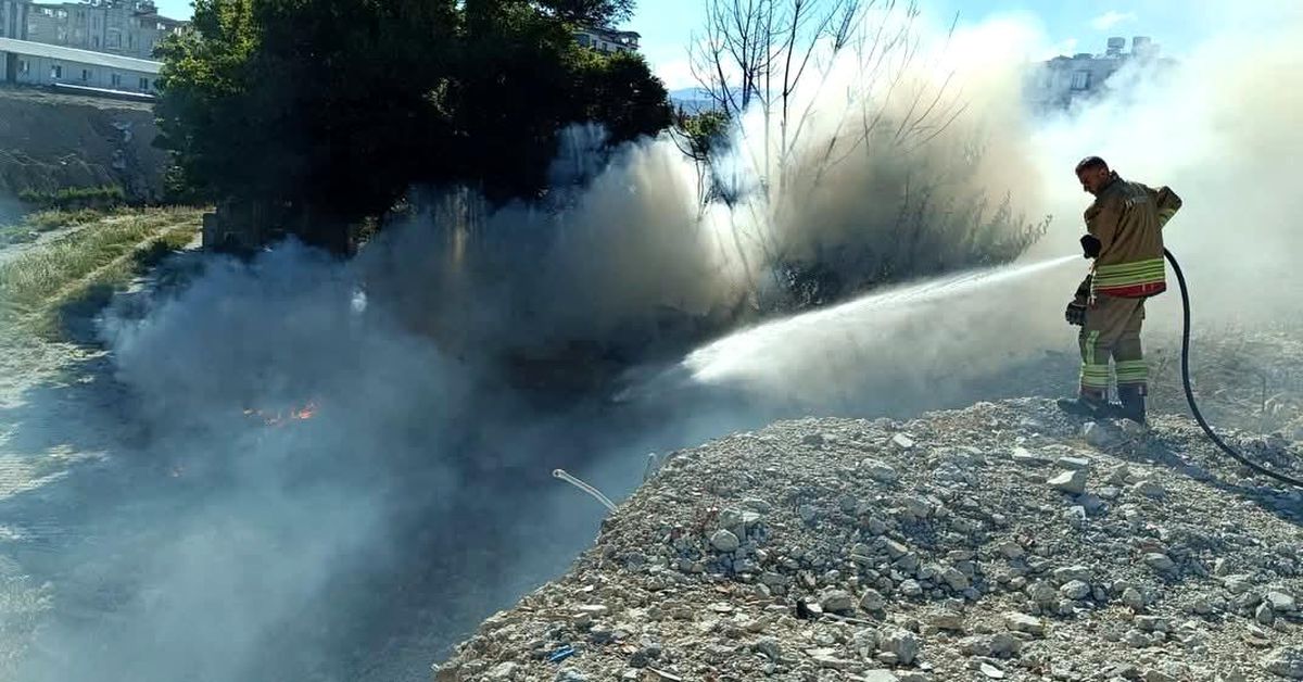 Hatay'ın Antakya ilçesinde hurdalık ve çöplük alanında çıkan yangın, itfaiye ekiplerinin müdahalesiyle söndürüldü.