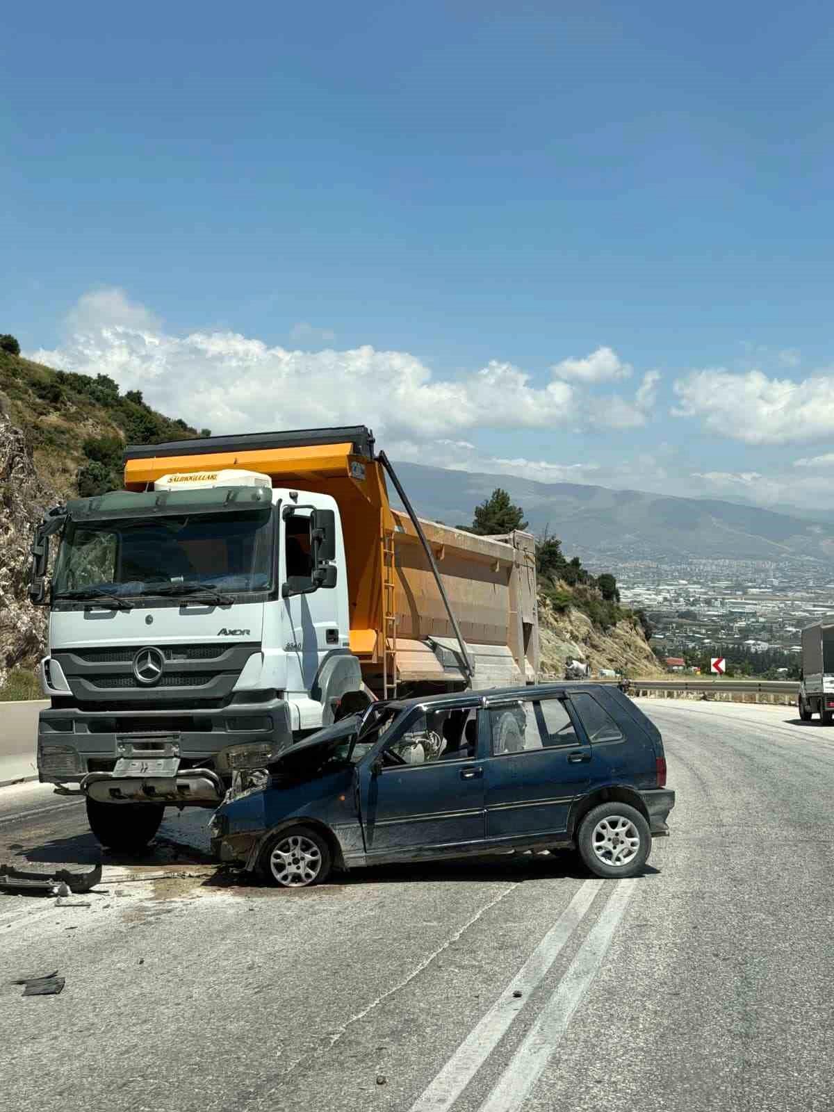 Hatay'da hafriyat kamyonu ile otomobilin çarpıştığı kaza yerinden görüntü.