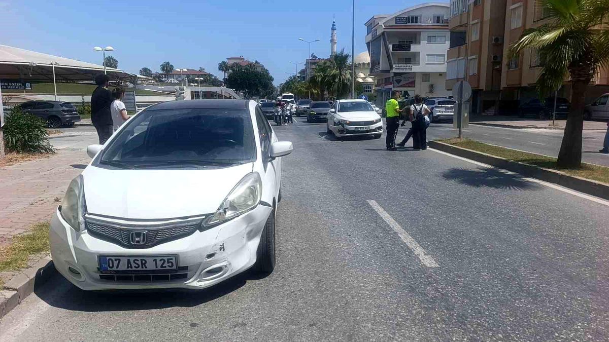 Antalya'da iki otomobil çarpıştı: 2 yaralı