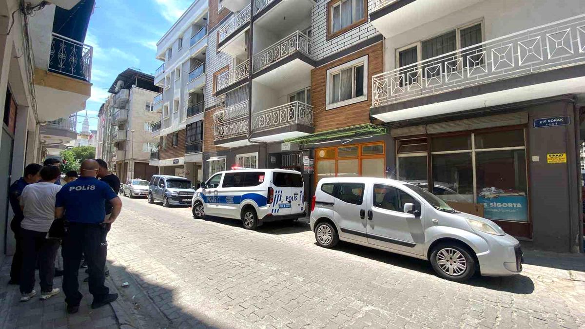 Maske ile kötü koku yayılan eve giren ekipler korkunç manzarayla karşılaştı