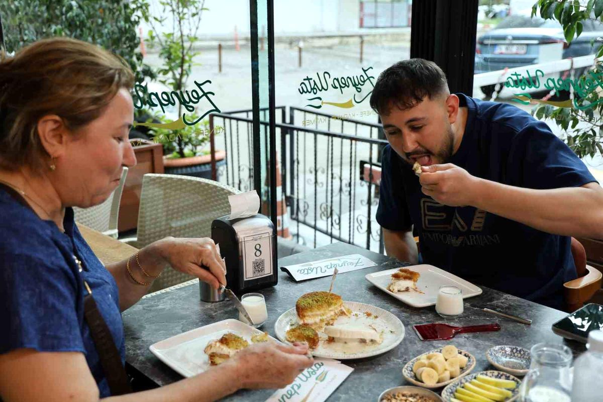 Adana'da sıcak hava nedeniyle dondurmalı künefe ve katmer gibi serinletici tatlılara ilgi arttı.