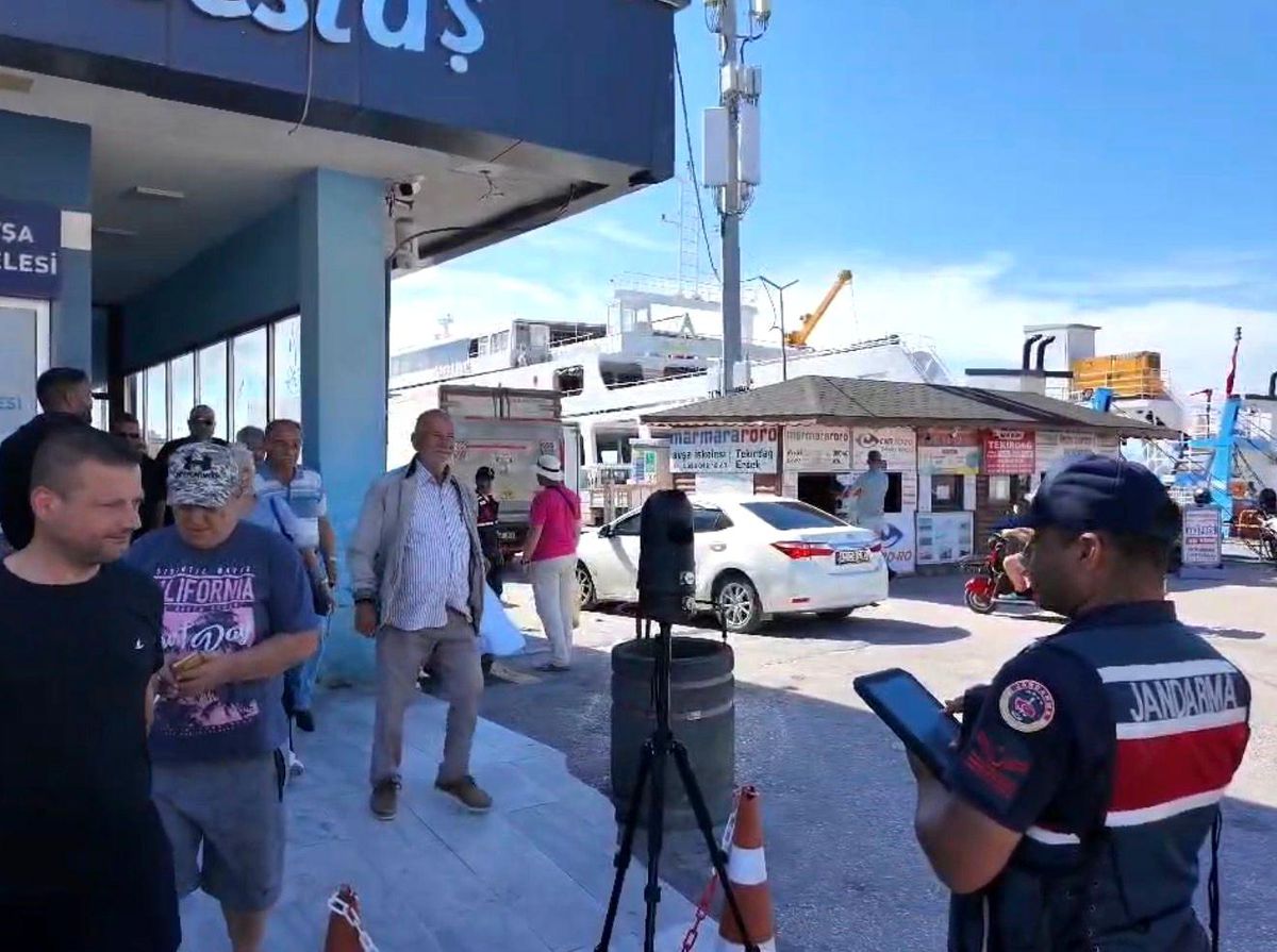 Avşa Adası'nda güvenlik için yapay zeka destekli yüz tanıma sistemi kurulduğunu gösteren bir görsel.
