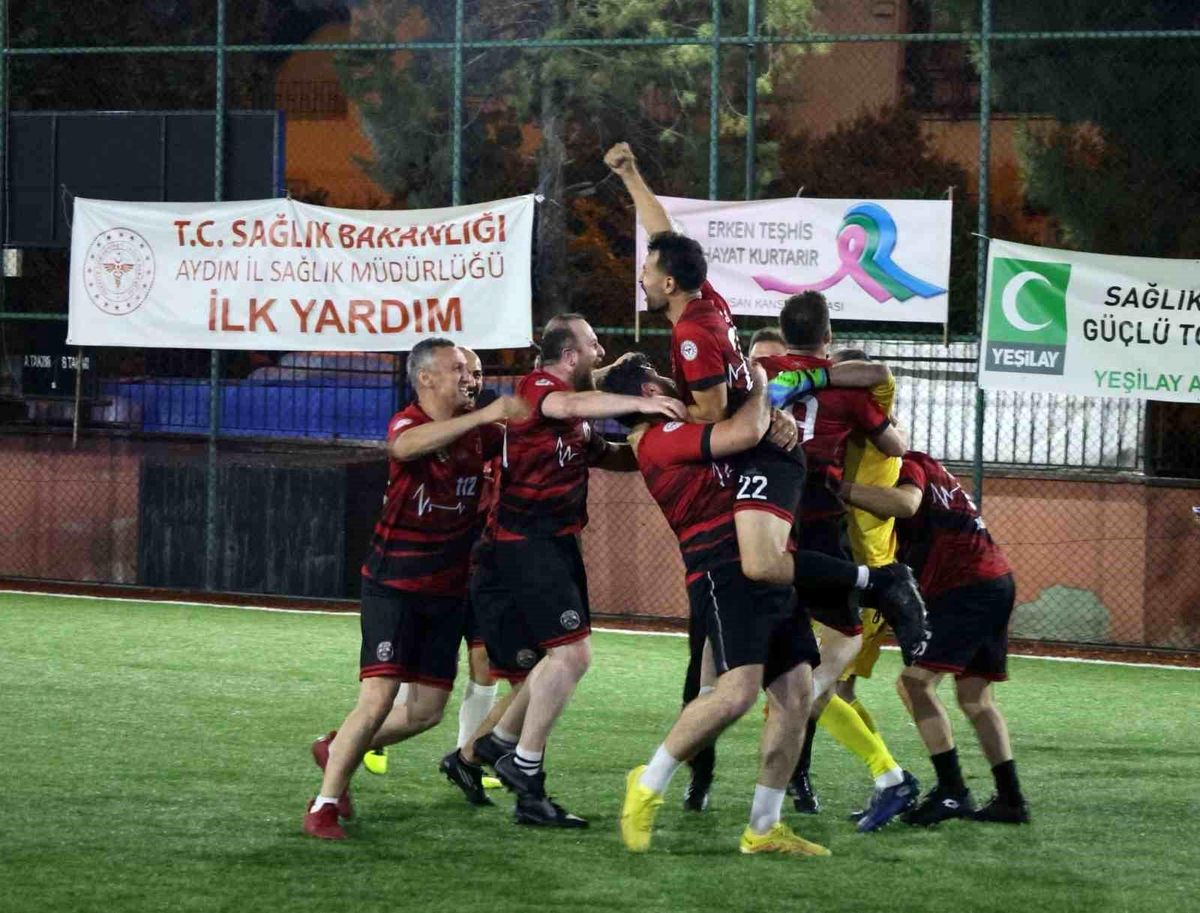 Aydın'da düzenlenen Sağlık Kupası Futbol Turnuvası'nda şampiyon olan 112 FC takımının kupayı kaldırdığı an.