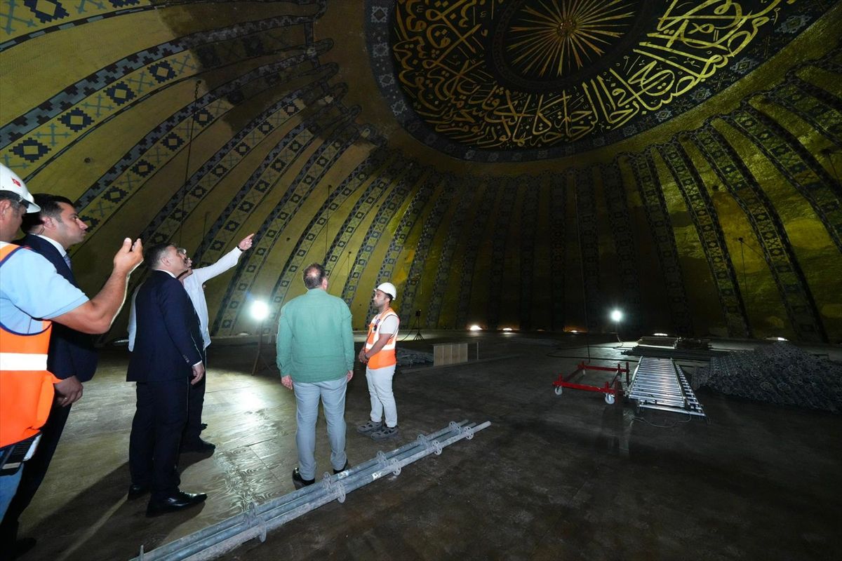 İçişleri Bakanı Mustafa Çiftçi, Ayasofya-i Kebir Cami-i Şerifi'nde incelemelerde bulunuyor.