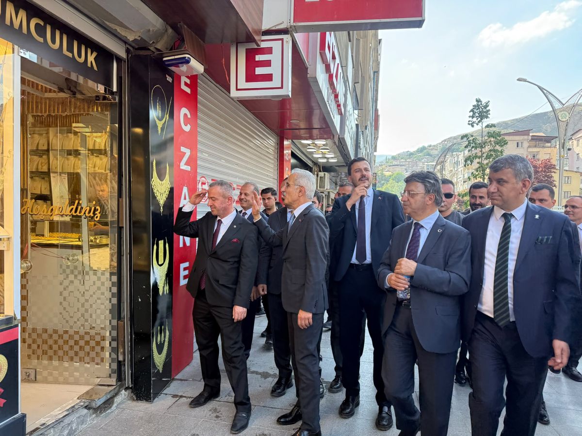 Ulaştırma ve Altyapı Bakanı Abdulkadir Uraloğlu, Hakkari'de esnaflarla sohbet ediyor.