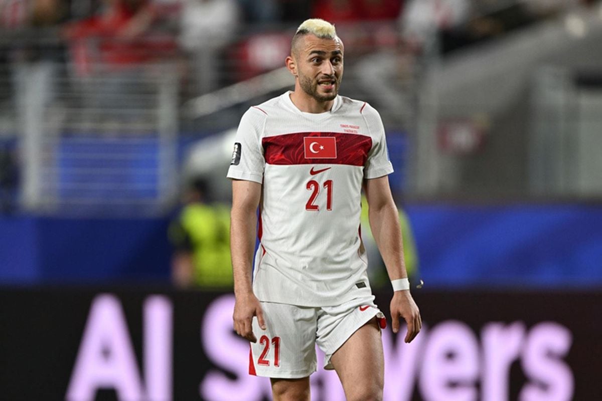 A Milli Futbol Takımı oyuncuları taraftar protestosuna karşı duruyor, Barış Alper Yılmaz önde.