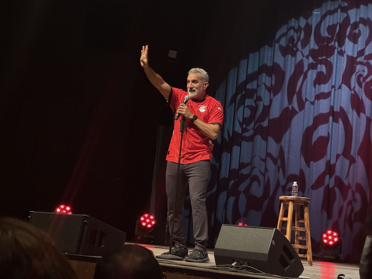 Bassem Youssef İstanbul'da sahne alırken