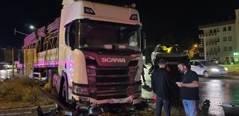 Bayburt'ta kırmızı ışıkta geçen tırın cipe çarpması güvenlik kamerasında