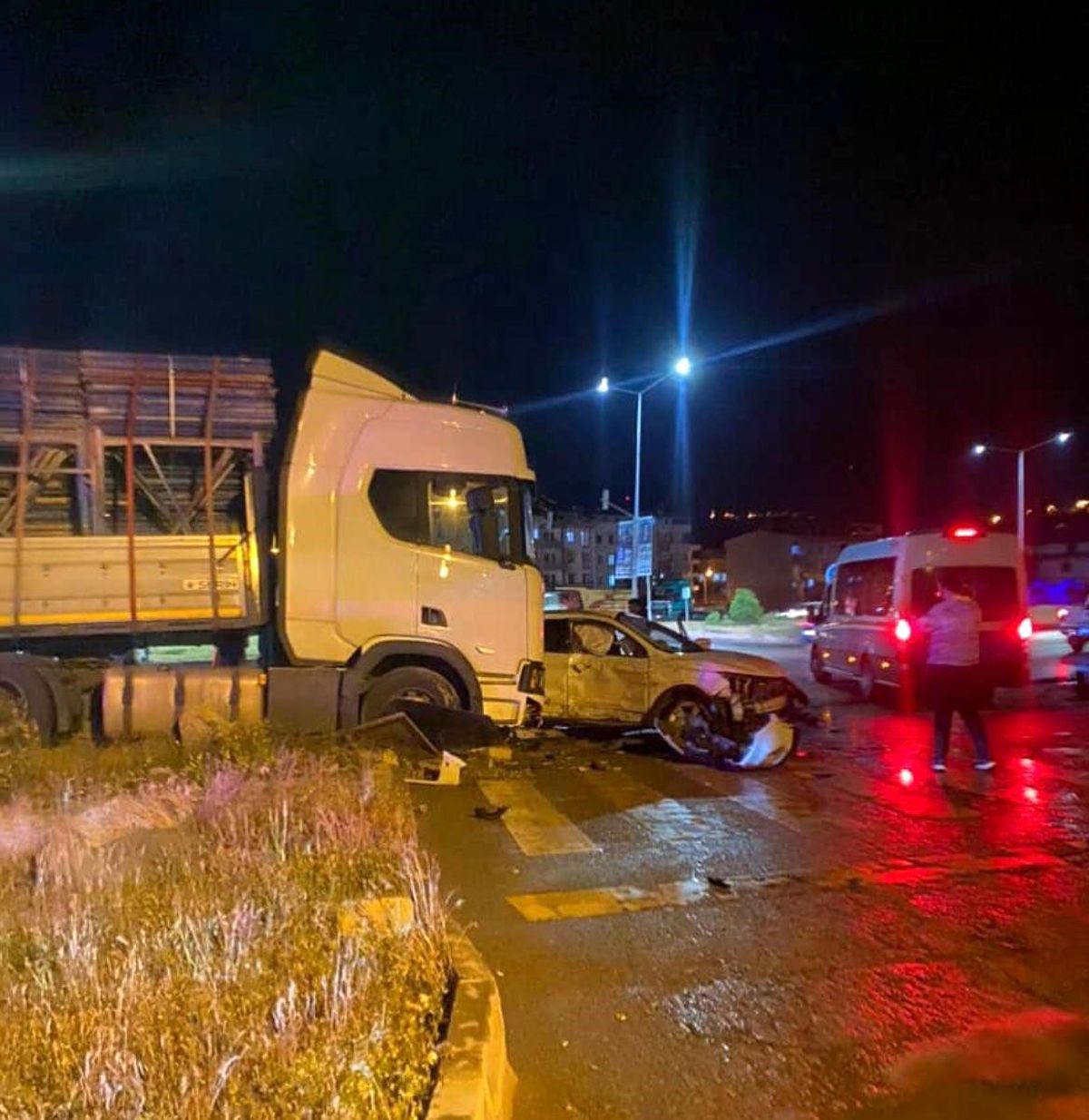 Bayburt'ta meydana gelen trafik kazasında tırın cipe çarpması sonucu oluşan hasar.