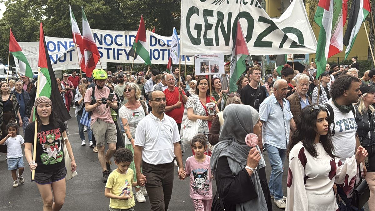 Berlin'de Filistin destek gösterisi yapan kalabalık.